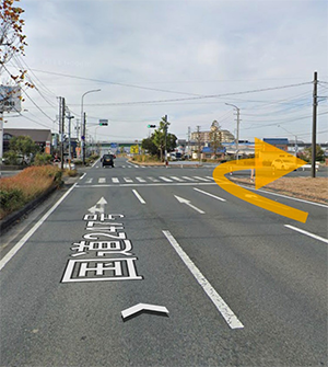 1kmほどまっすぐすすみ左に郵便局のある交差点を右折していただくと当院がすぐ見えます。