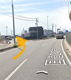 100mくらい進んだら左に入れる道があるので左折してくだい。