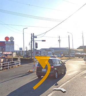 そのまままっすぐ進んでひとつ目の信号を左折してください。