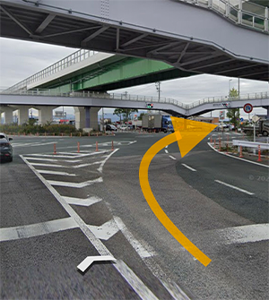 降りてすぐの信号の右側2車線から右折してください