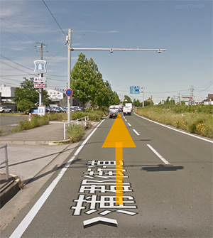 小坂井バイパスを降りてもそのまままっすぐ進んでください